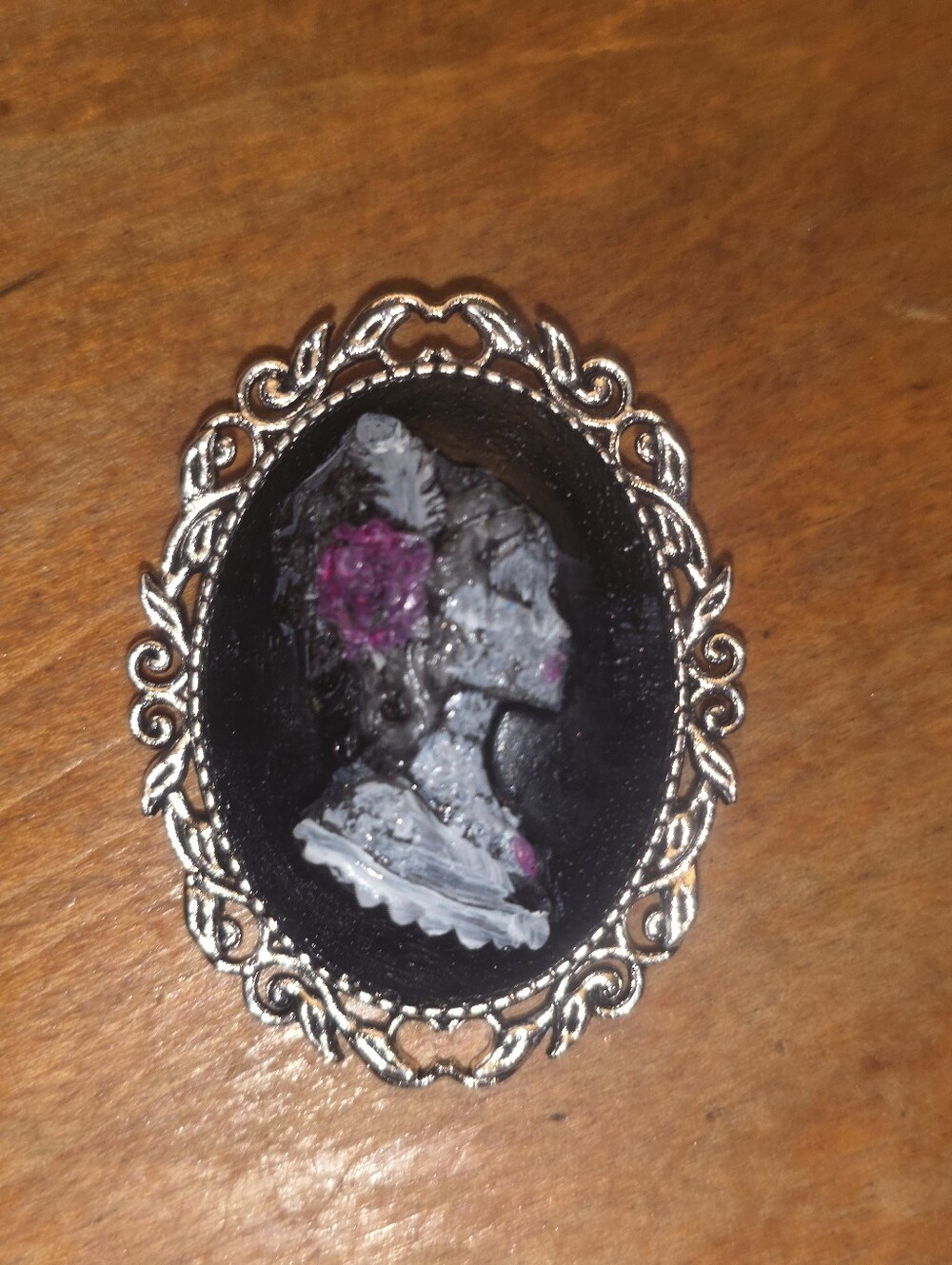 Resin Gothic Distressed Ladies Head Brooch In Silver Tone Frame